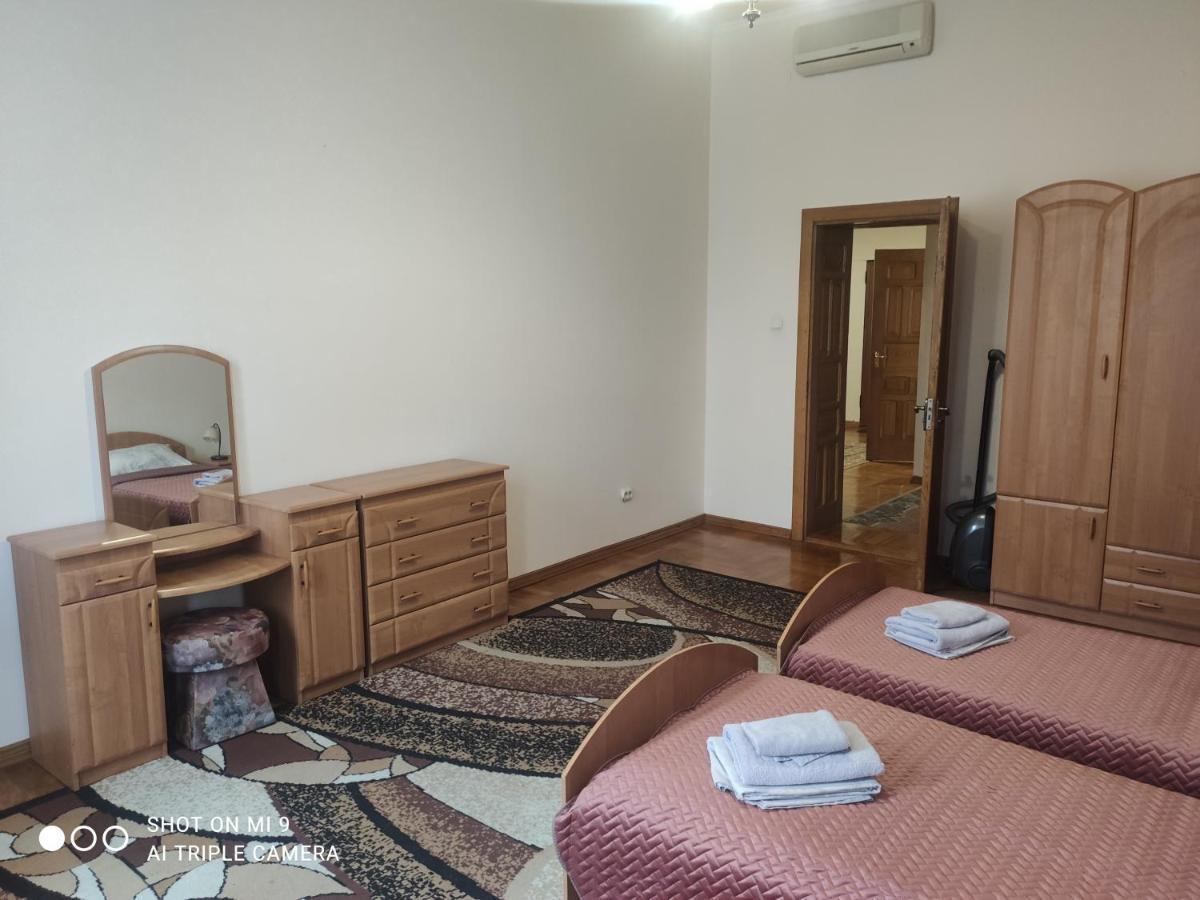 Apartments Domovik ,Kirilla I Mefodiya, 5 موكاشيفه المظهر الخارجي الصورة