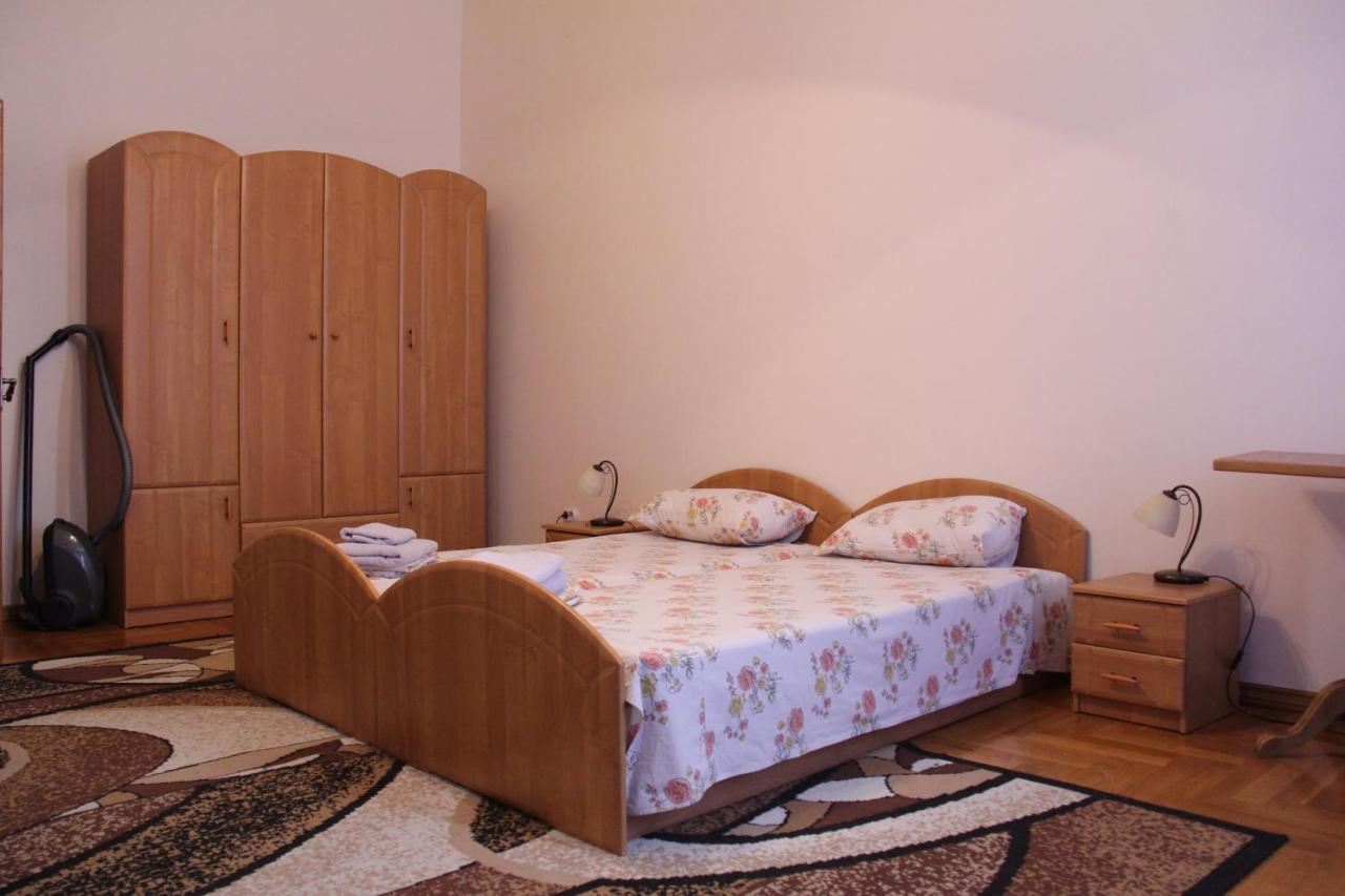 Apartments Domovik ,Kirilla I Mefodiya, 5 موكاشيفه المظهر الخارجي الصورة