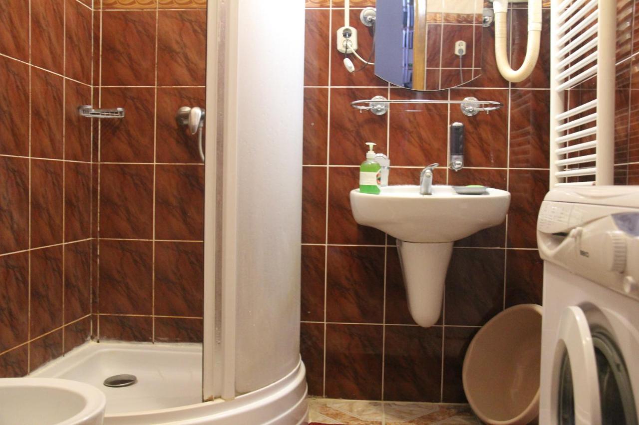 Apartments Domovik ,Kirilla I Mefodiya, 5 موكاشيفه المظهر الخارجي الصورة