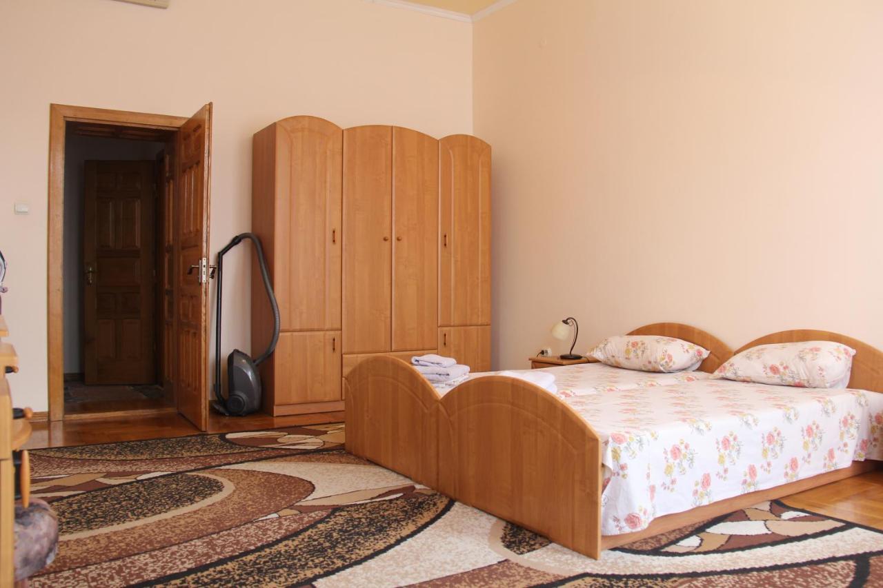Apartments Domovik ,Kirilla I Mefodiya, 5 موكاشيفه المظهر الخارجي الصورة