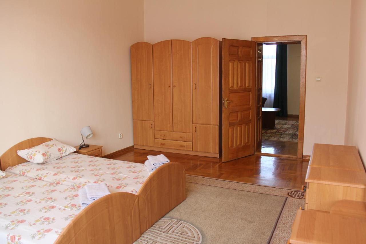Apartments Domovik ,Kirilla I Mefodiya, 5 موكاشيفه المظهر الخارجي الصورة